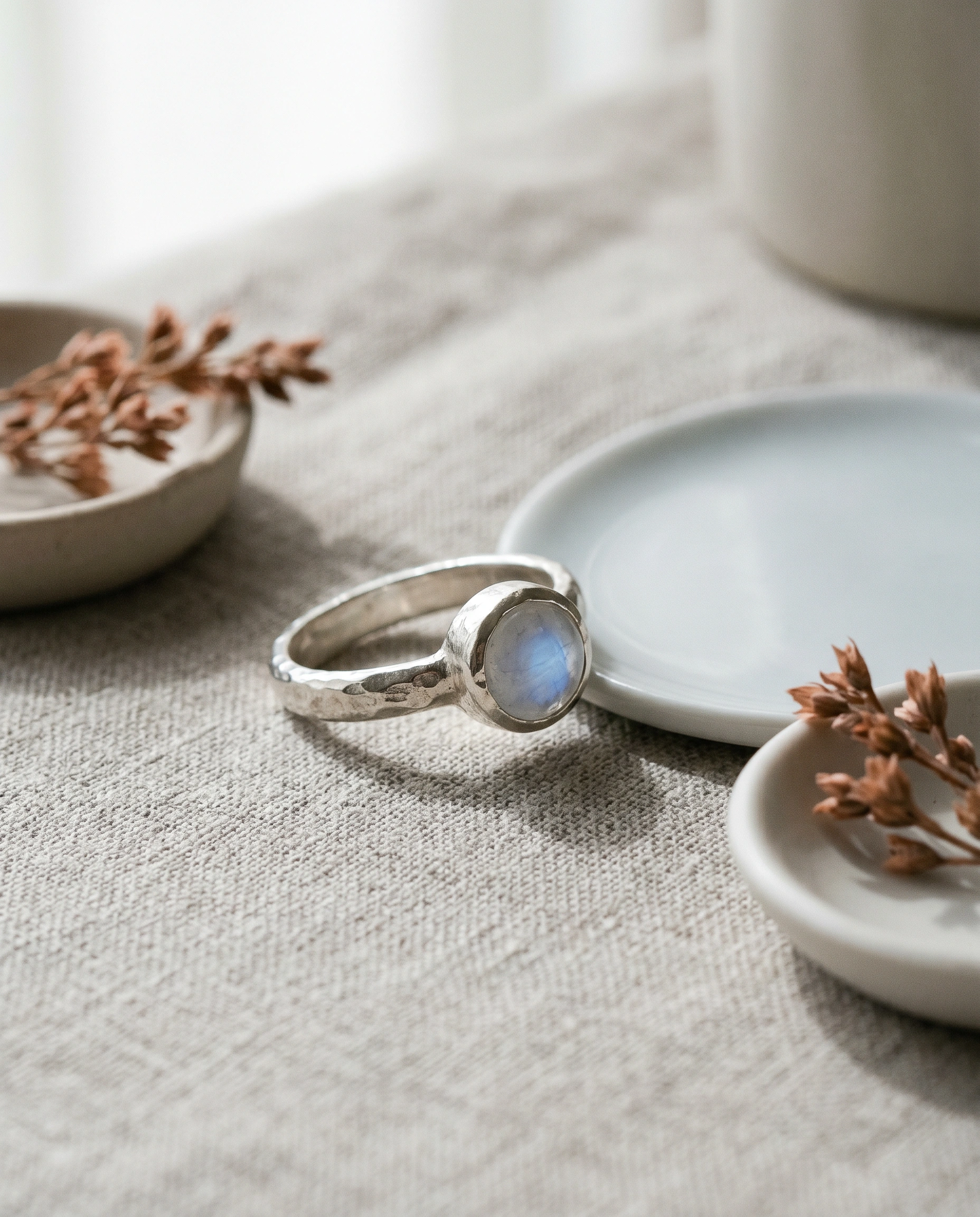 Handgemaakte zilveren ring met edelsteen